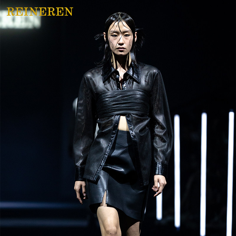 reineren设计师任茜2021秋收腰廓形皮革拼接衬衫