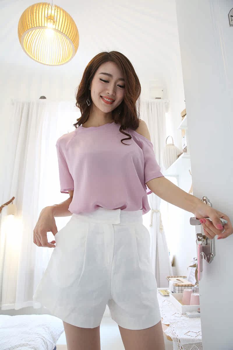 清爽不规则露出小香肩百搭衫