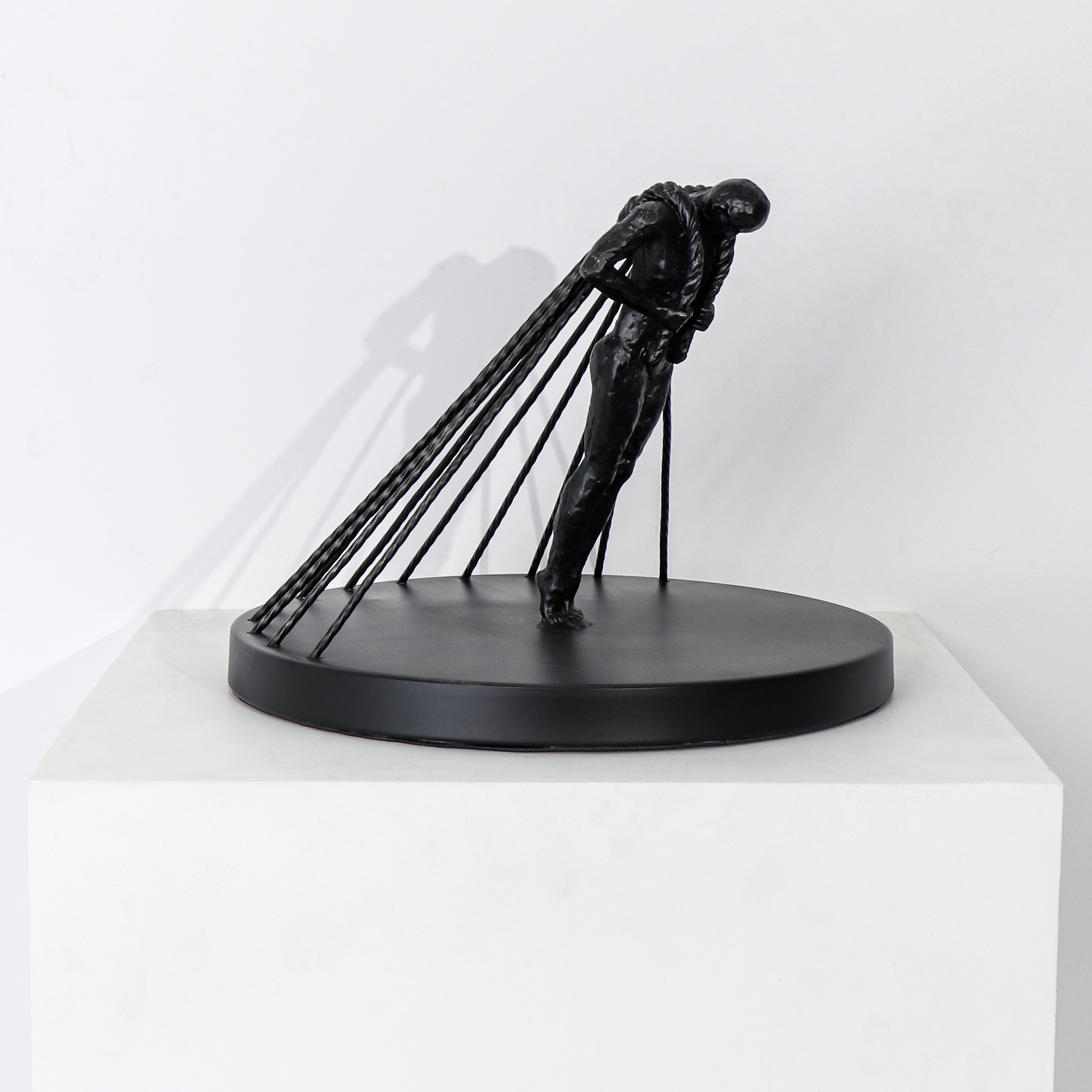 现代简约办公室纤夫人物雕塑摆件样板房售楼处书房创意摆件