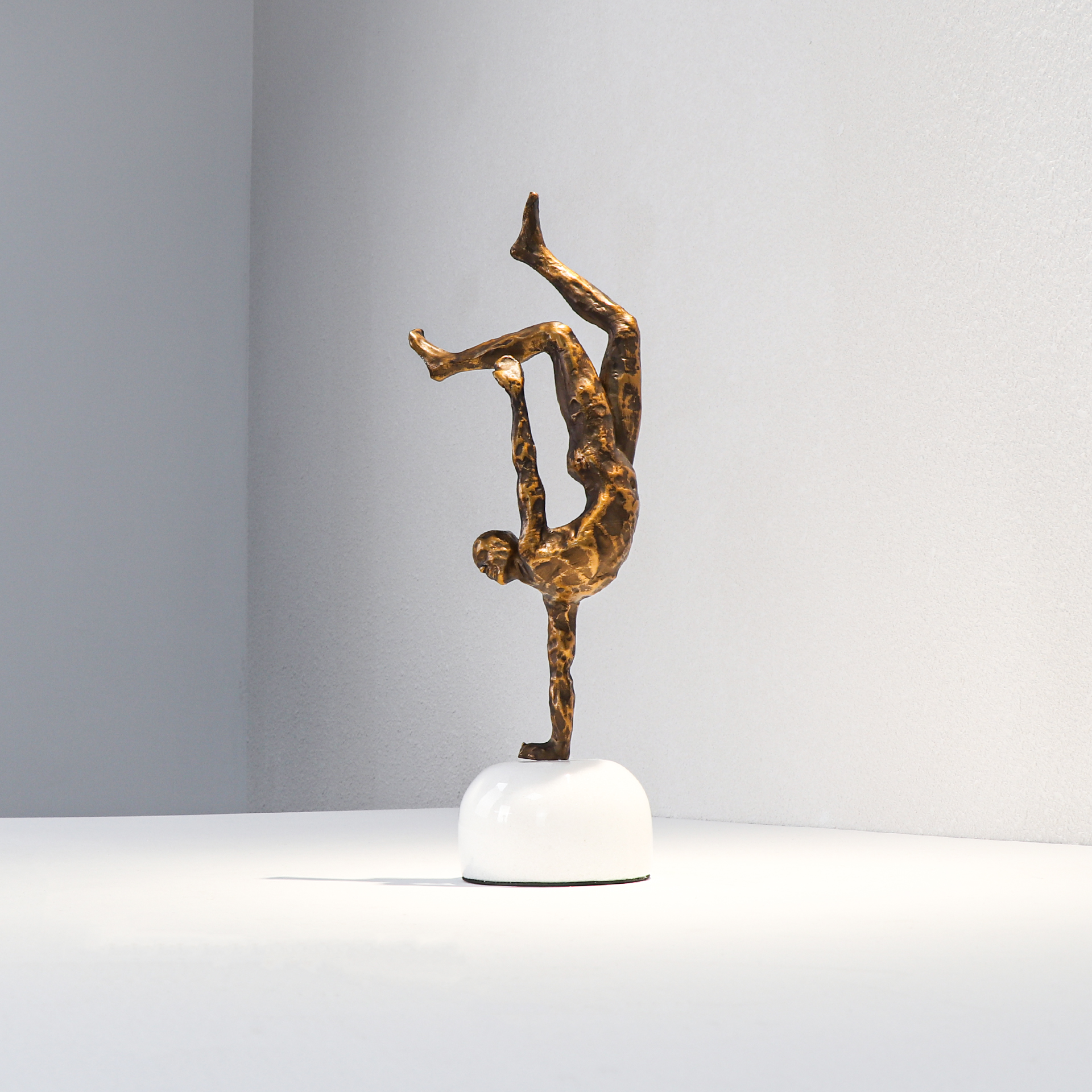 样板客厅茶几现代轻奢艺术雕塑运动人摆件黑色金属摆件