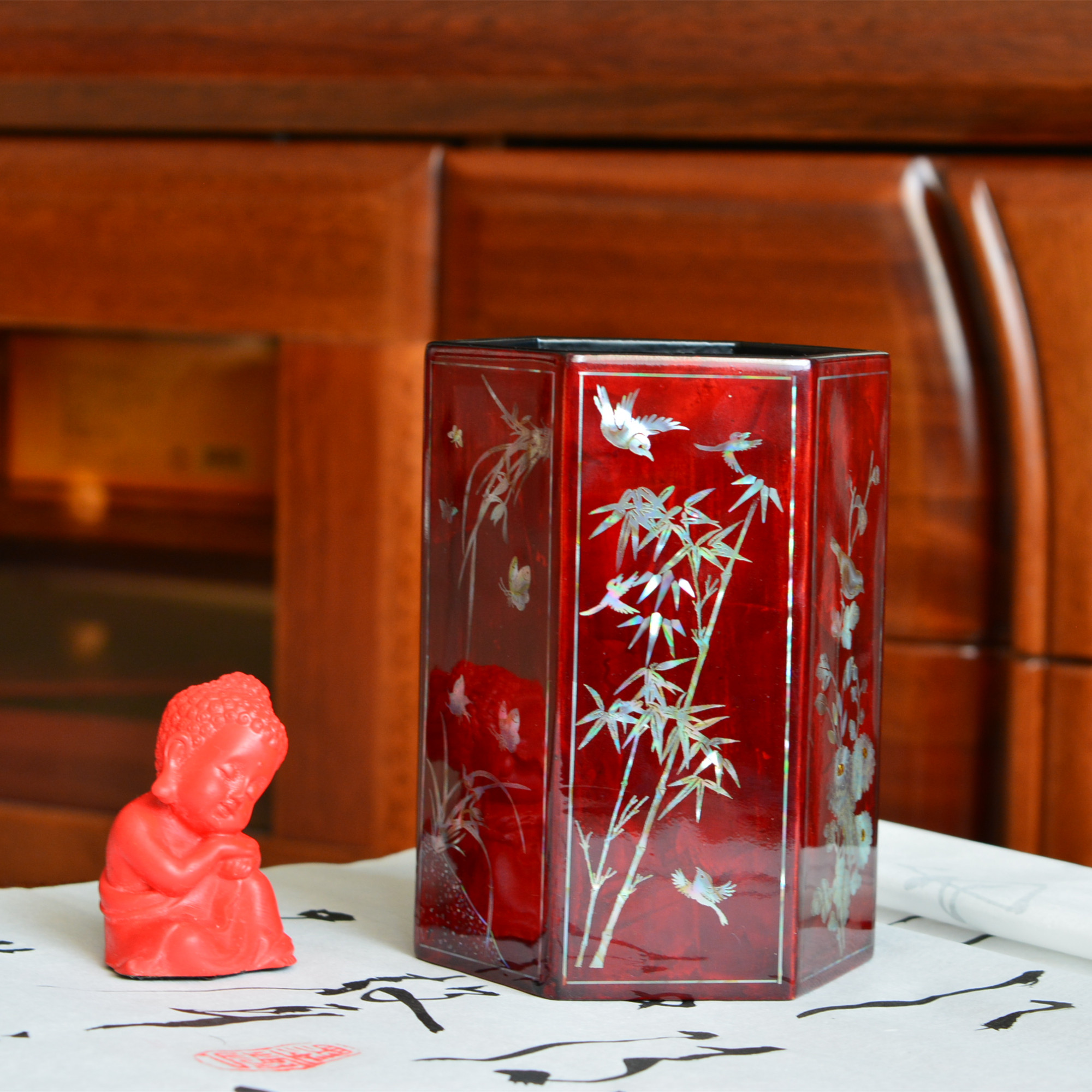 笔筒平遥推光漆器螺钿镶嵌梅兰竹菊吉祥六角外宾高档领导笔筒