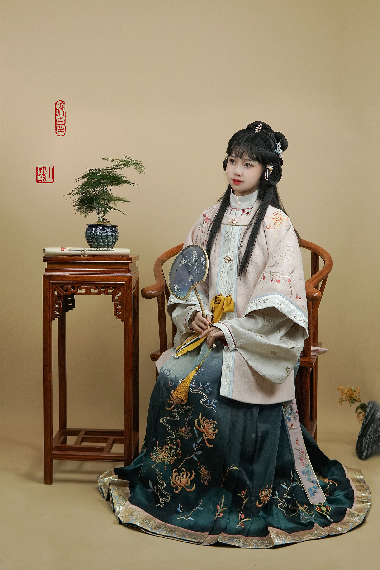 喜鹊啾啾重工刺绣毛呢春节红披袄明制瑶台神兽汉服