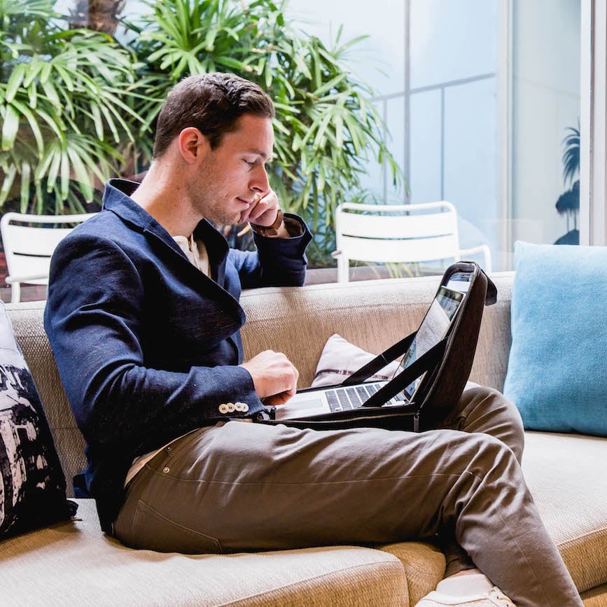 澳洲mobicase笔记本电脑人体工学工作台出差办公支架收纳整理双肩背包