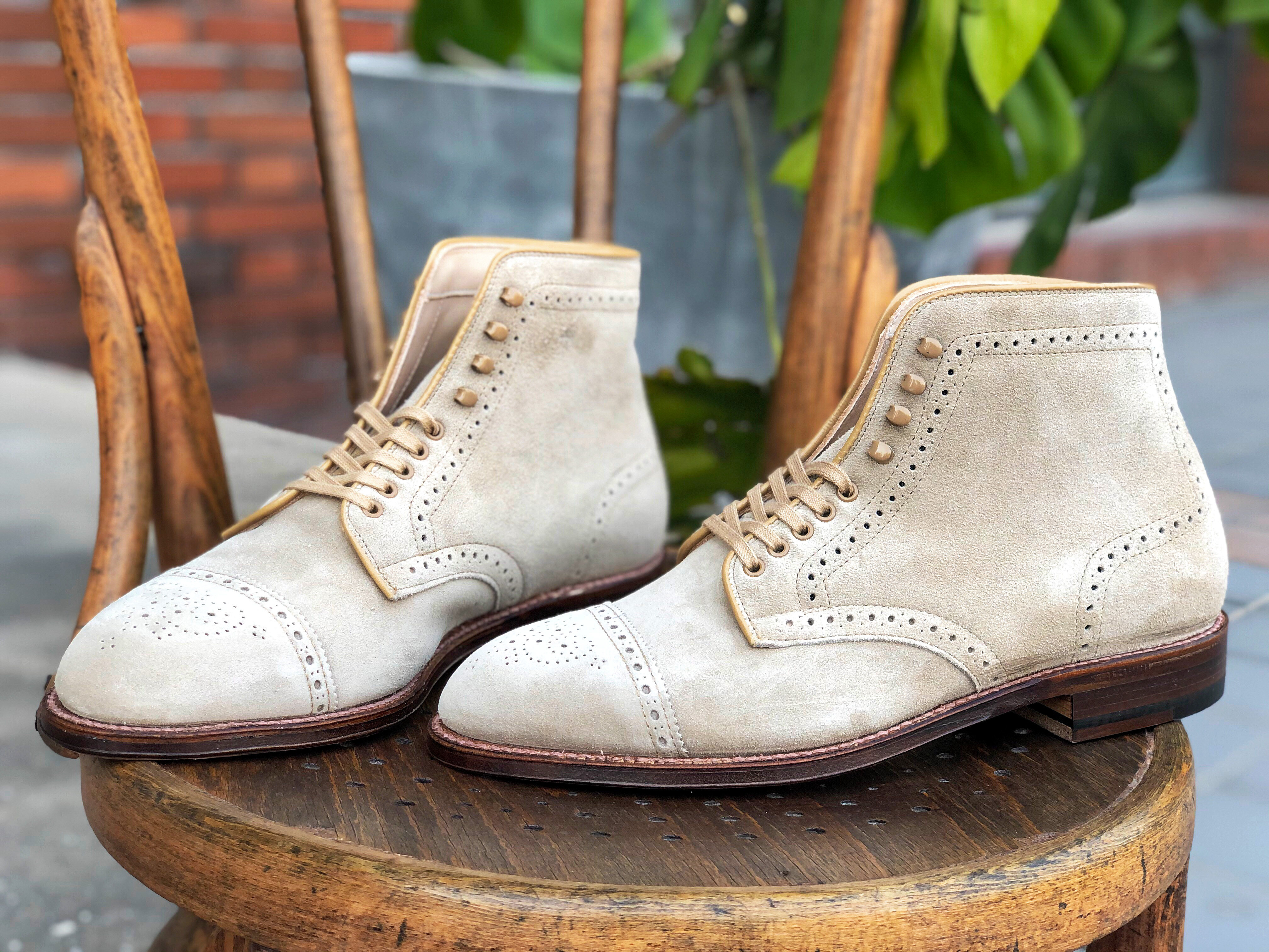 现货aldenmedalliontip奶昔色翻毛满雕花雕花高帮靴子休闲皮鞋