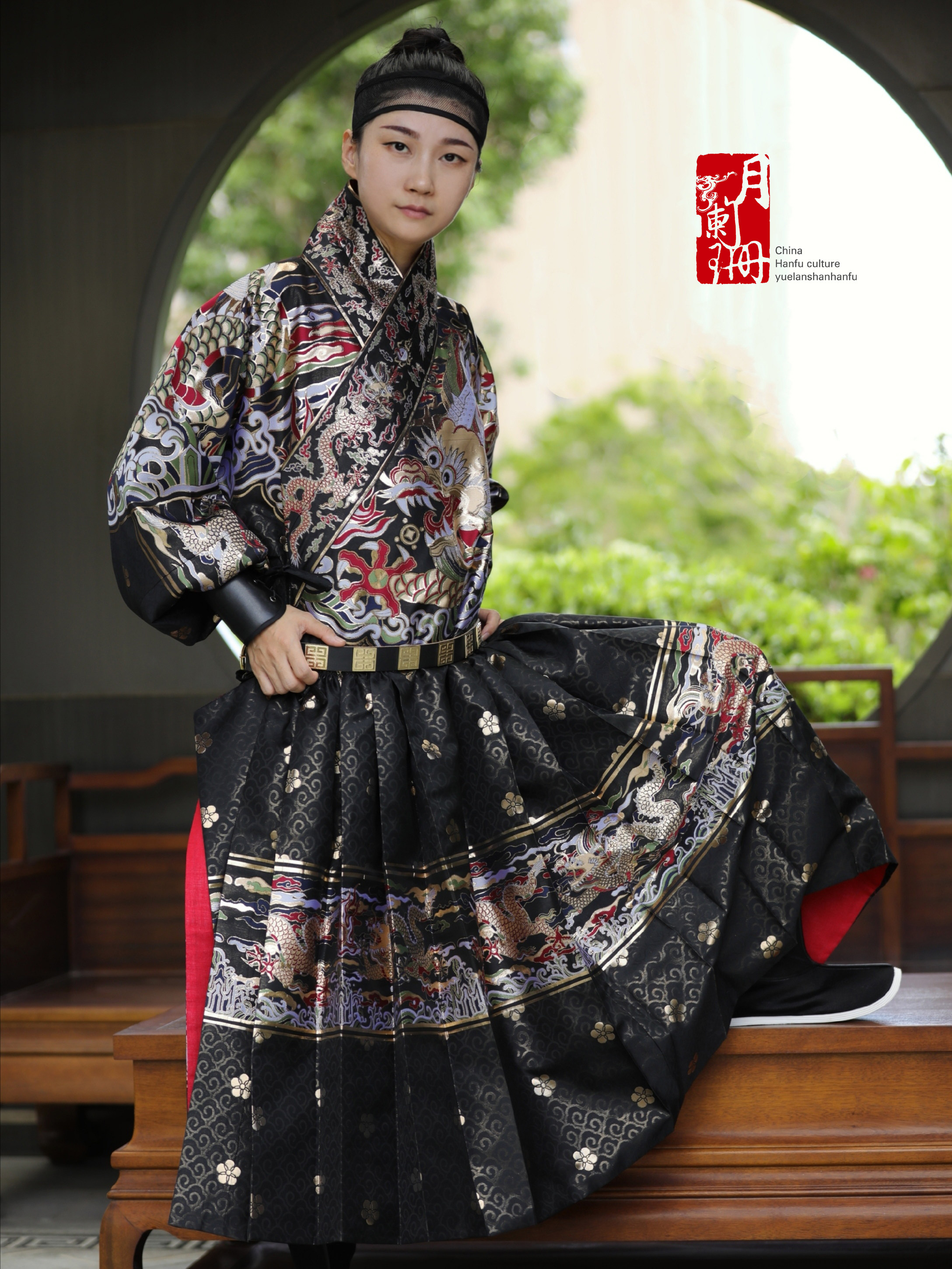 展示宝地圆领道袍贴里曳撒明制妆花龙纹金原款汉服