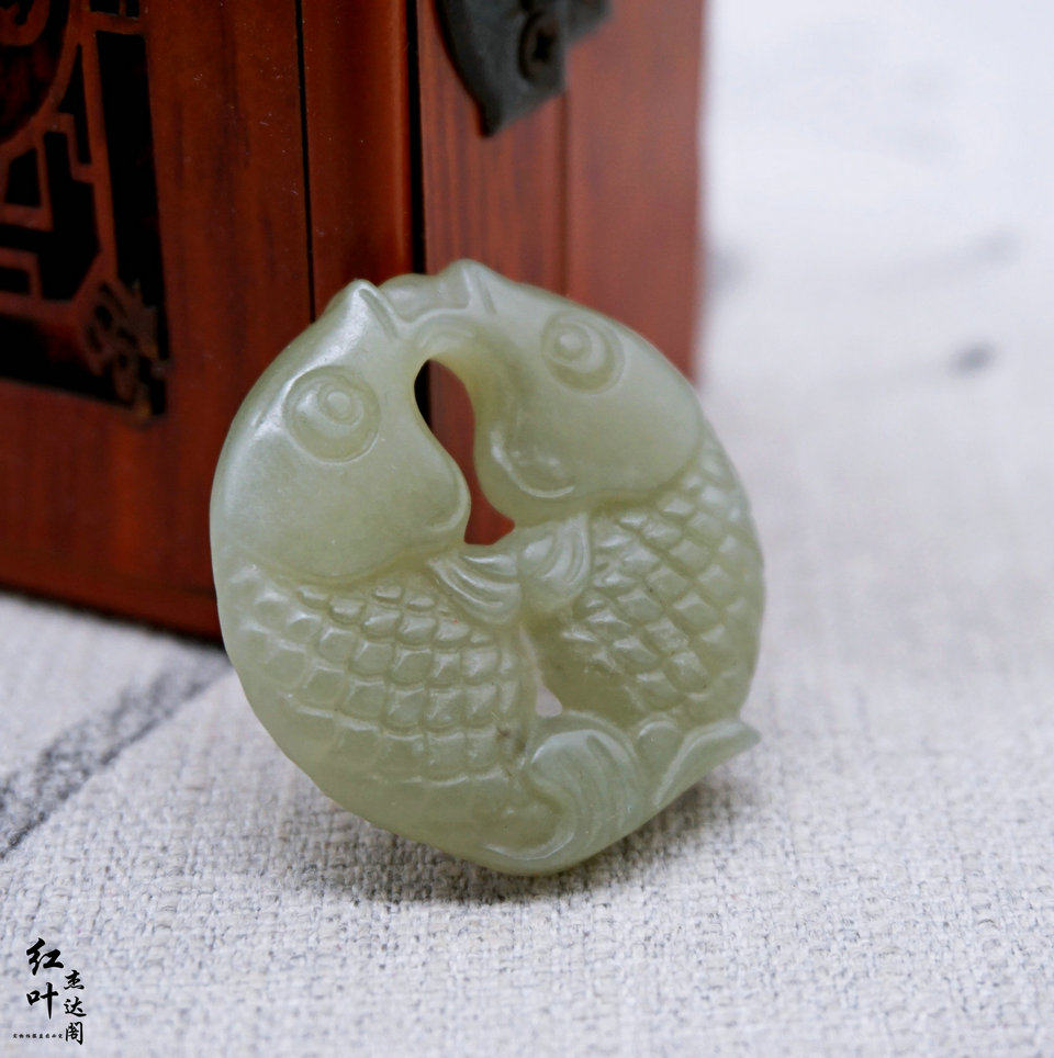 新疆和田双面雕刻青白白玉双鱼吊坠男女女款颈饰