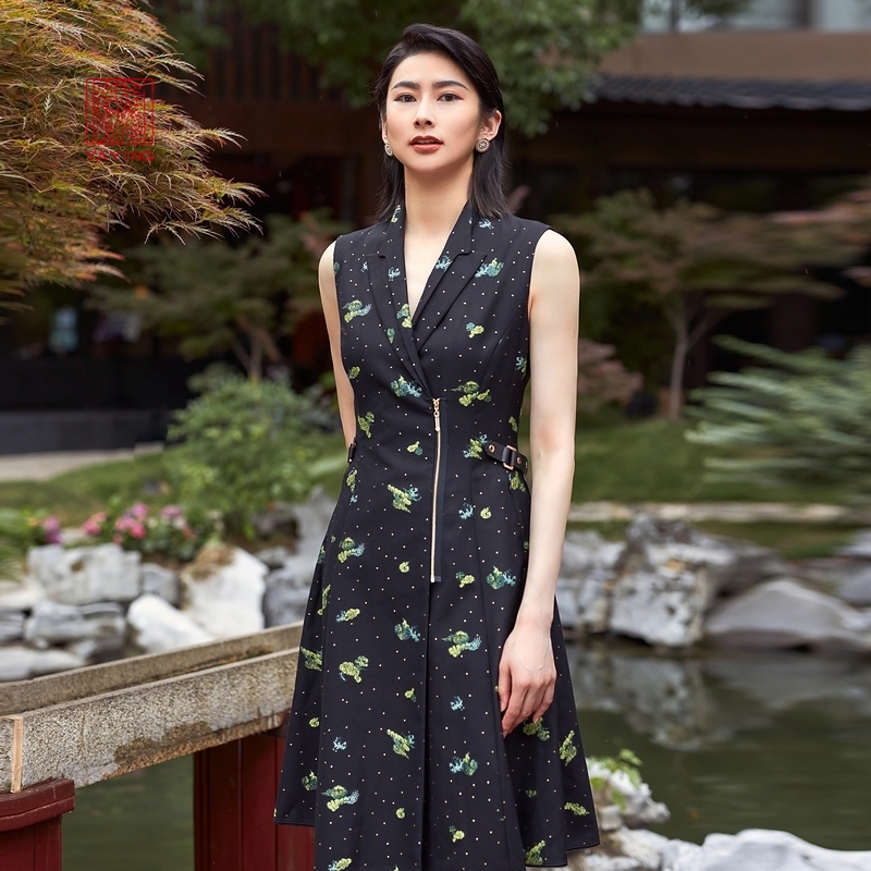 中国雅莹女装简约马甲外套复古印花连衣裙2021连衣裙