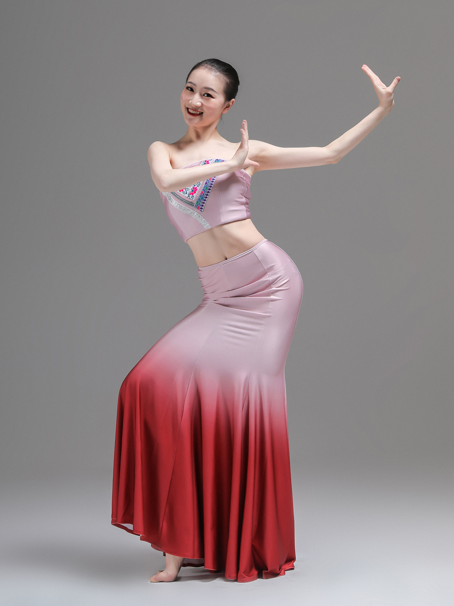 渐变傣族舞蹈服装孔雀舞表演练功鱼尾成人律动民族服装