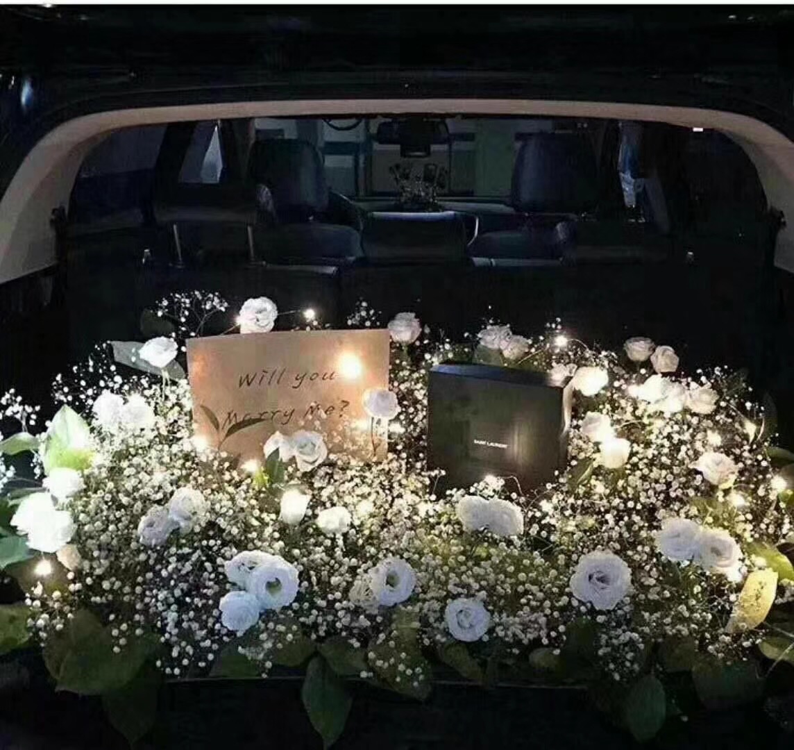 鲜花红玫瑰告白汽车后备求婚南京上海花店车尾同城新娘手捧花