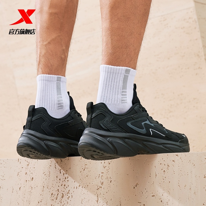 特步运动鞋男款秋冬跑步鞋防泼水黑色革面减震跑鞋977319110013