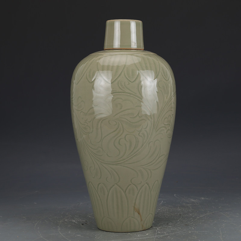 古玩五代越窑秘色瓷雕雕刻缠枝梅瓶花瓶收藏花瓶