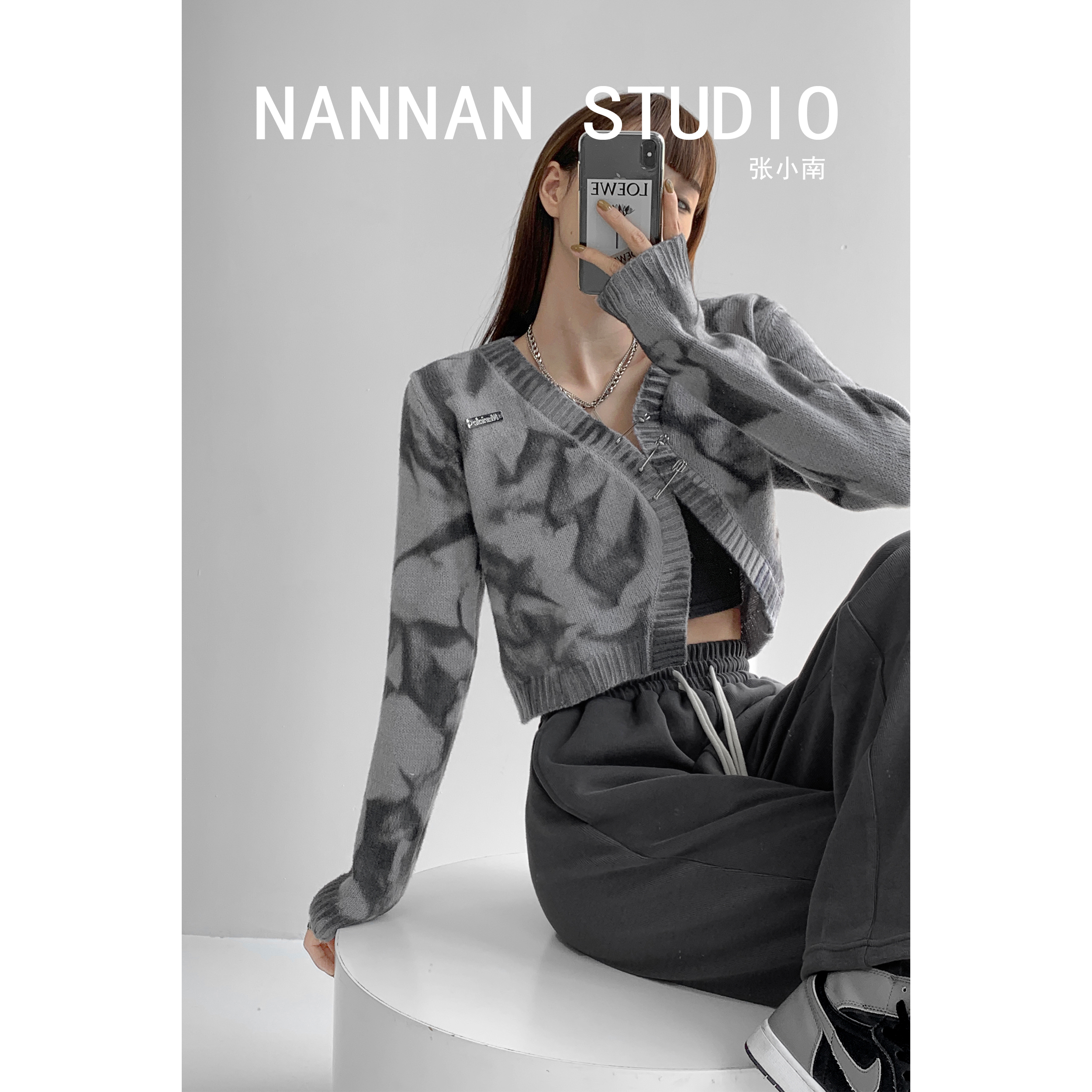 张小南NANNAN街拍辣妹风个性大别针扎染毛衣女短款慵懒风针织开衫