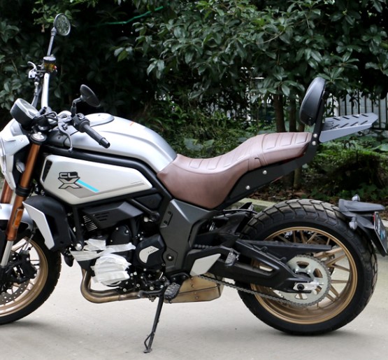 现货适用于春风700clx改装背后货架700clx尾箱边包架摩托车尾翼