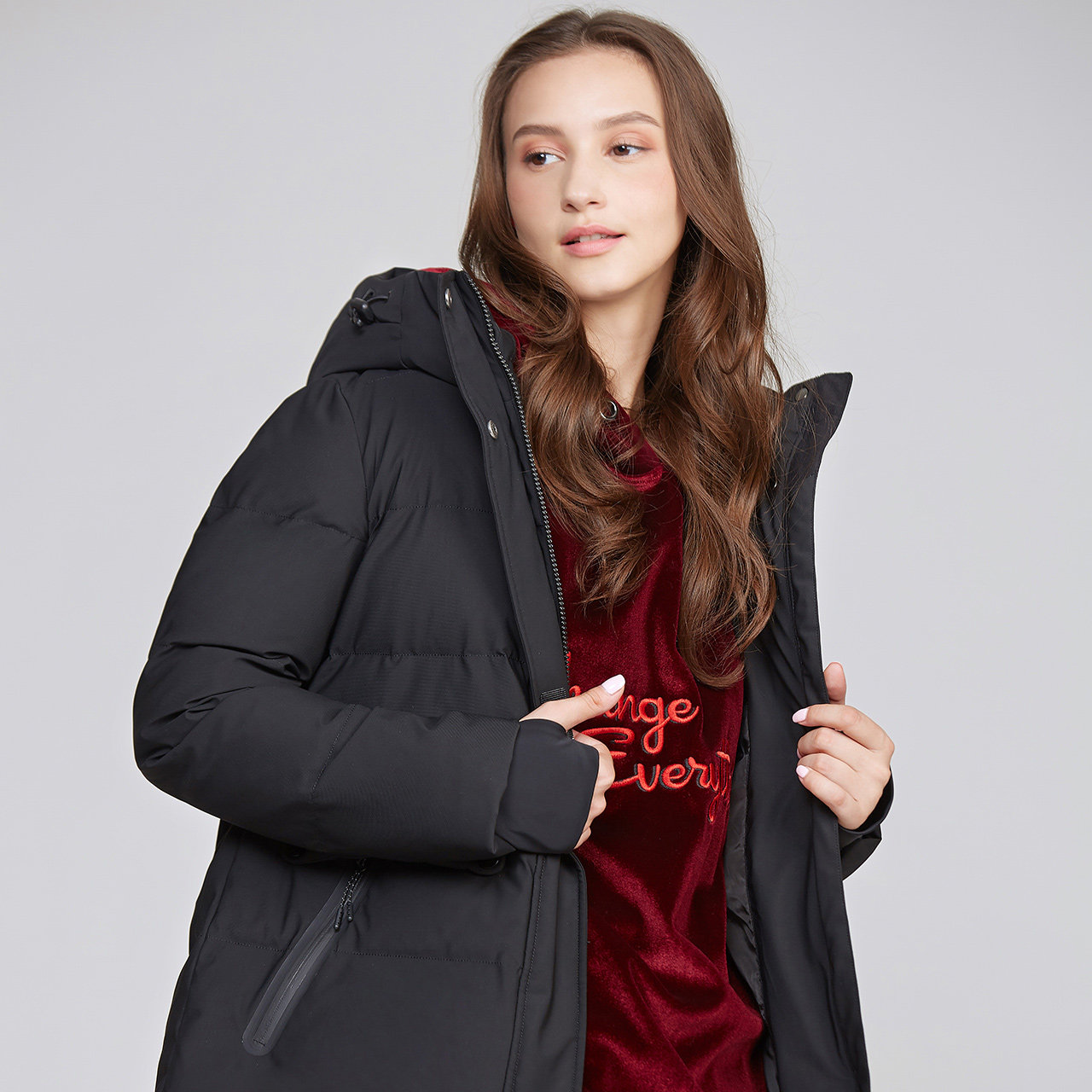 雪中飞羽绒服女中长款2020秋冬新款时尚连帽印花休闲加厚保暖外套