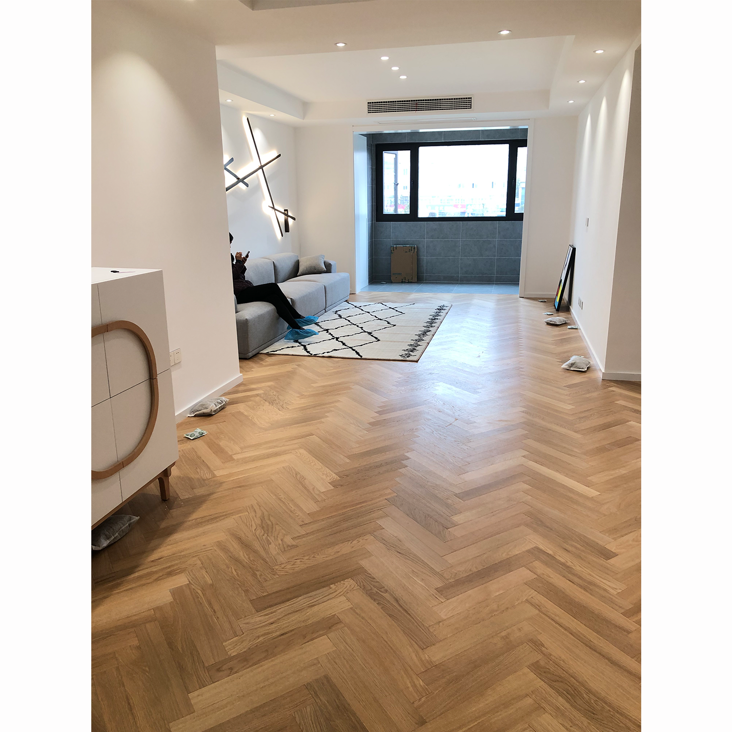 北欧风格浅原木色橡木多层三层实木复合人字拼鱼骨拼地暖地板无同