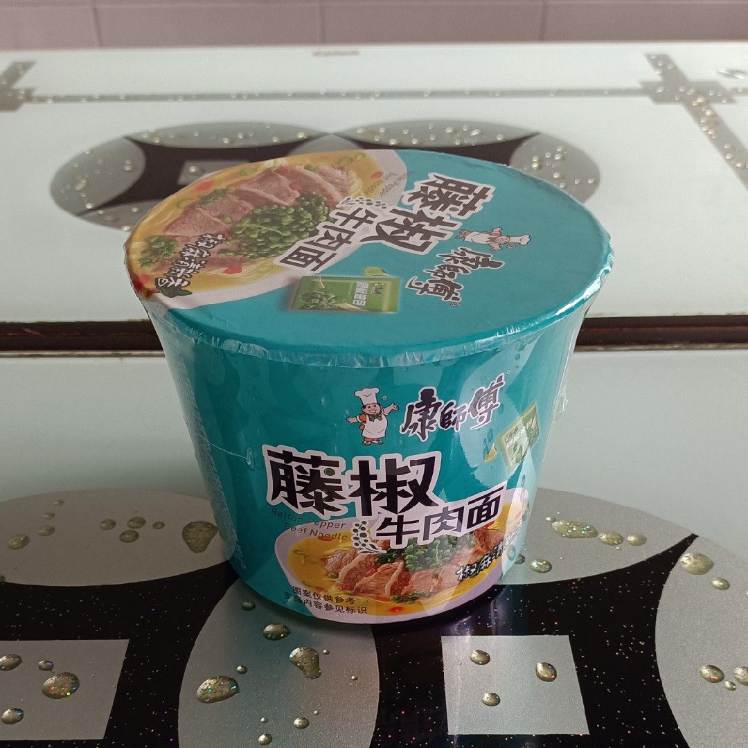 康师傅桶装藤椒牛肉面整箱106克12桶方便面泡面速食冲泡方便面