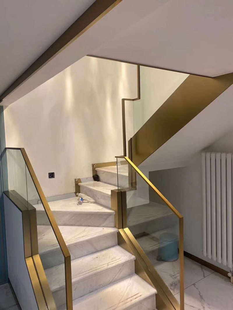 北京钢木楼梯扶手玻璃护栏定制钛金电镀装饰楼梯扶手