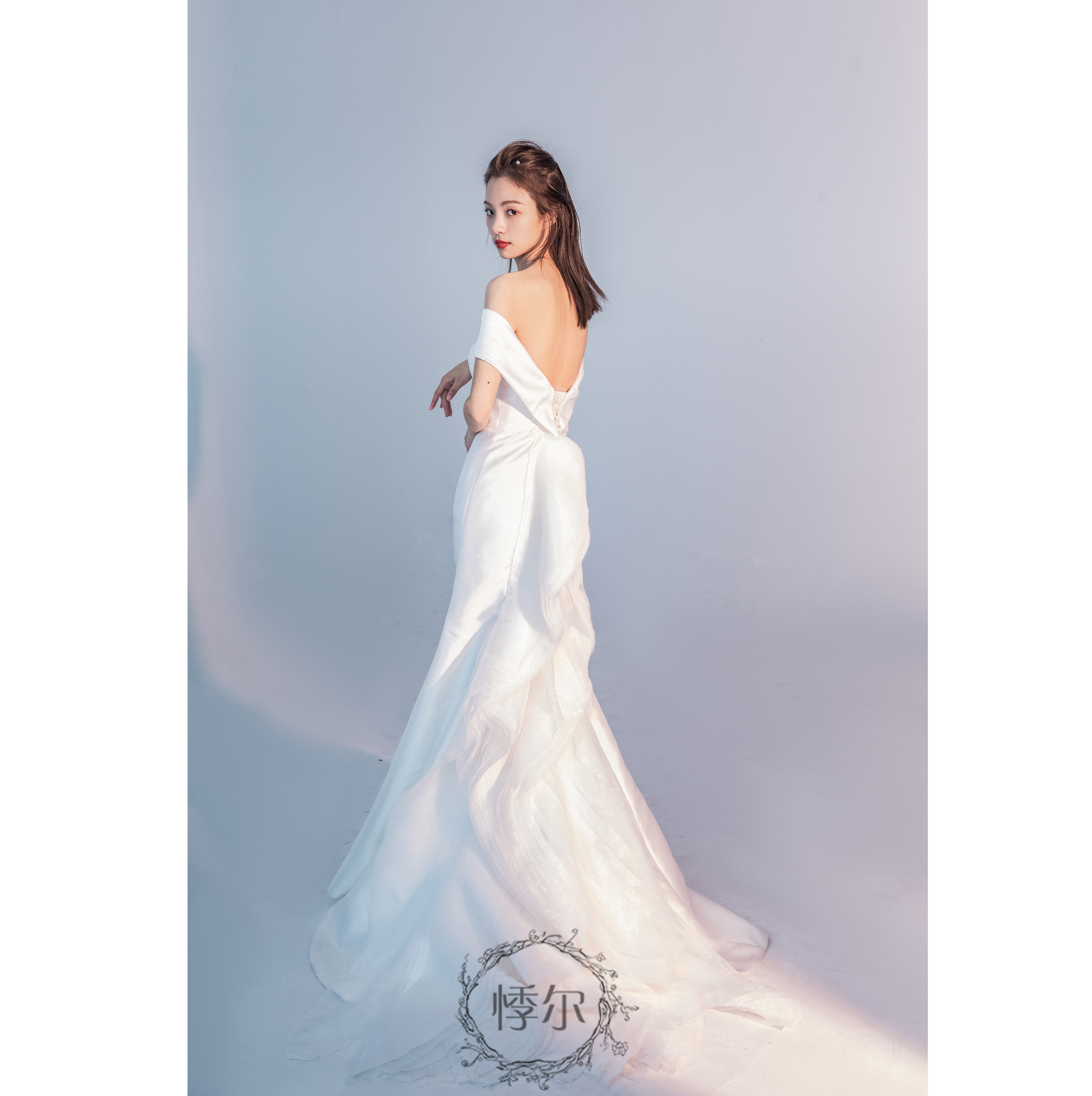 2021复古旅拍韩式领显法式新款赫本简约缎面婚纱