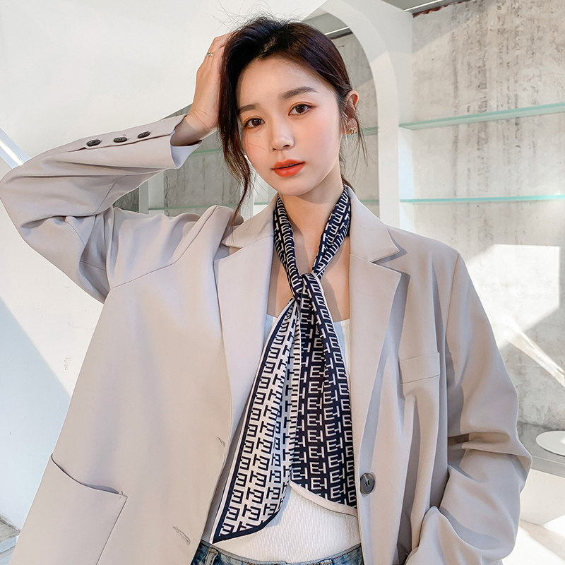 黑白西装法式复古丝巾小丝装的衬衣白条搭配围巾
