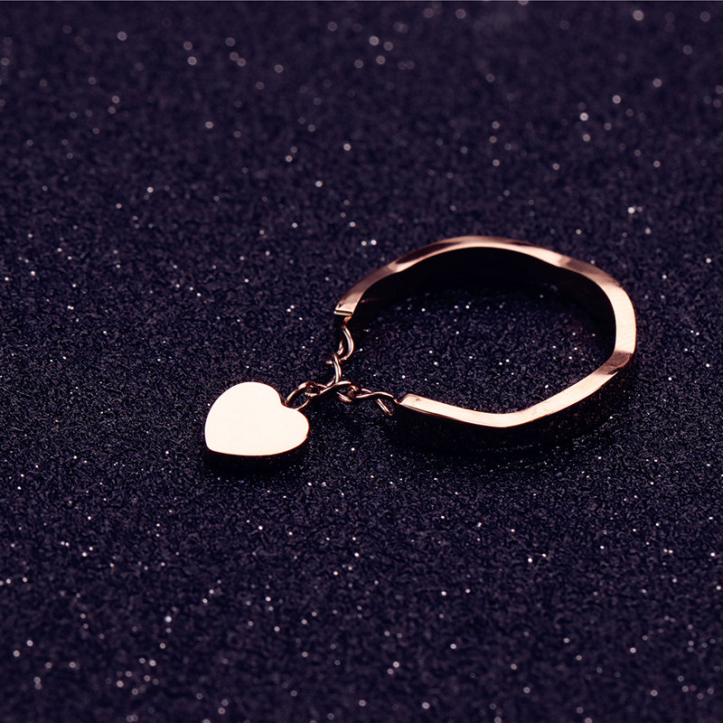 秀气爱心吊坠钛钢镀18K玫瑰金时尚戒指桃心形个性食指女保色J034