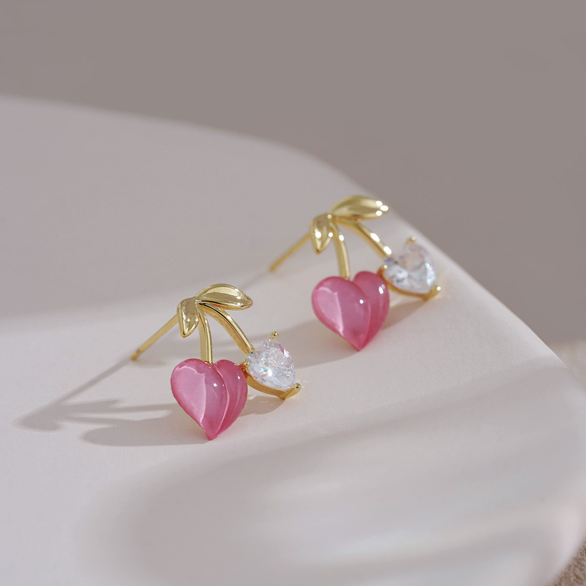 粉色樱桃耳钉特别设计水蜜桃心形耳环高级感独耳钉