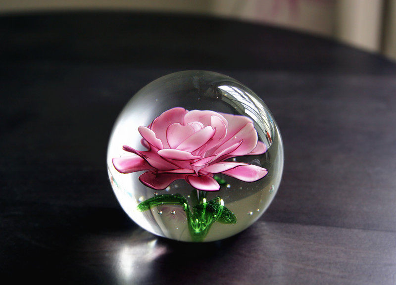 玻璃水晶球家居装饰办公桌摆件情人结婚礼物仿真永生玫瑰花朵镇纸