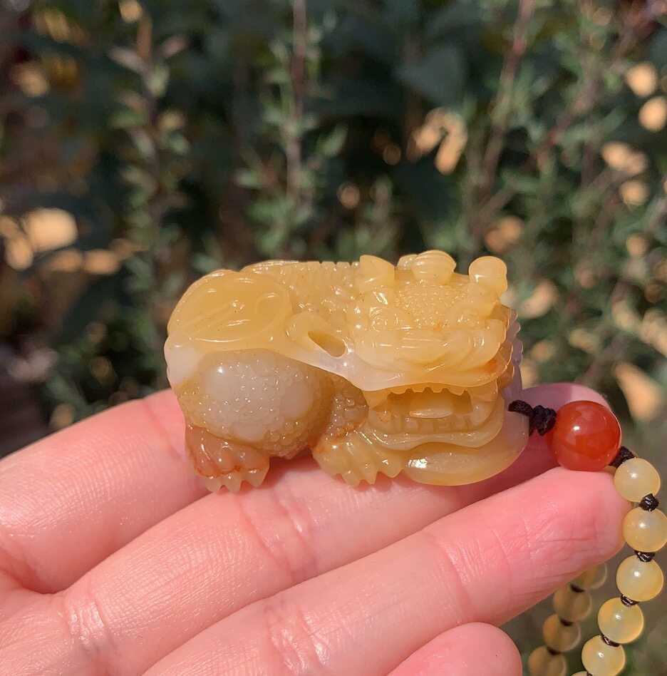 杨玉家天然黄龙玉鸡油黄水润精雕霸王貔貅挂件颈饰
