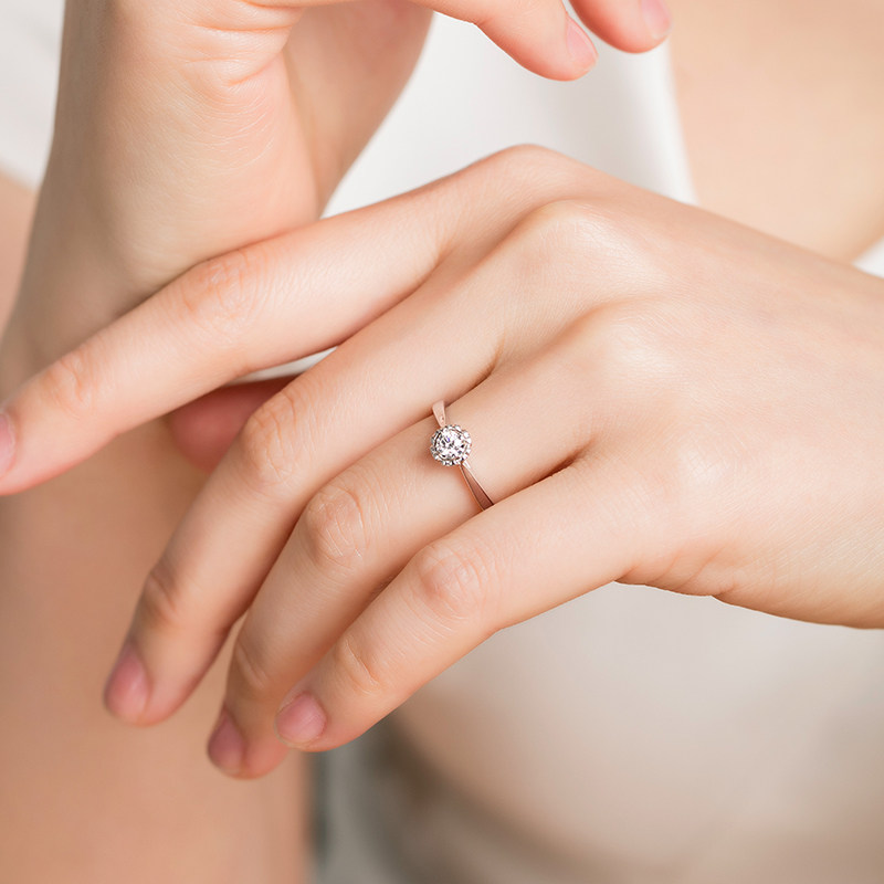 六福珠宝爱很美系列18k金钻石戒指求婚结婚钻戒闭口婚戒女26121