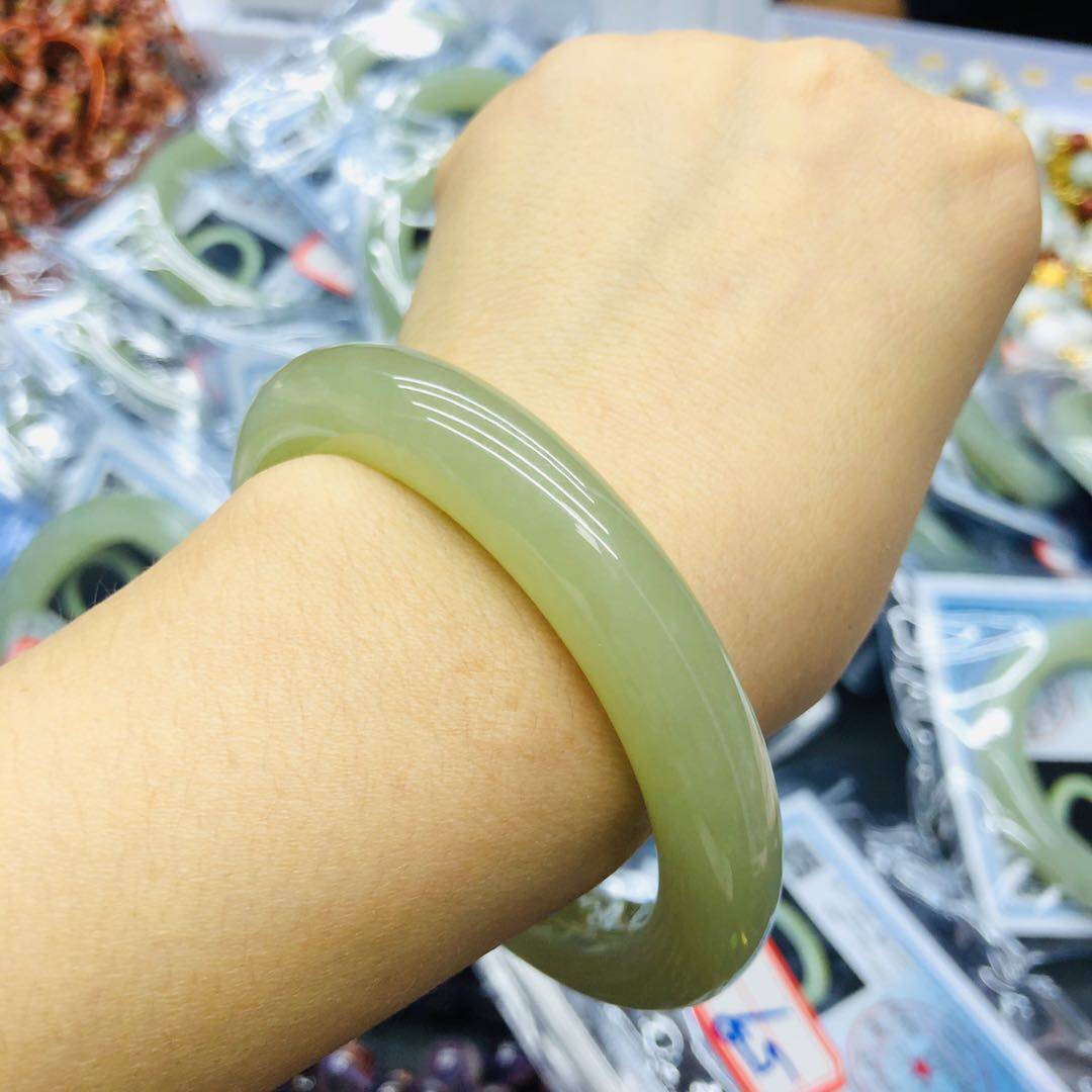 手镯天然和田玉手高高货鸭蛋青胖圆条证书手镯