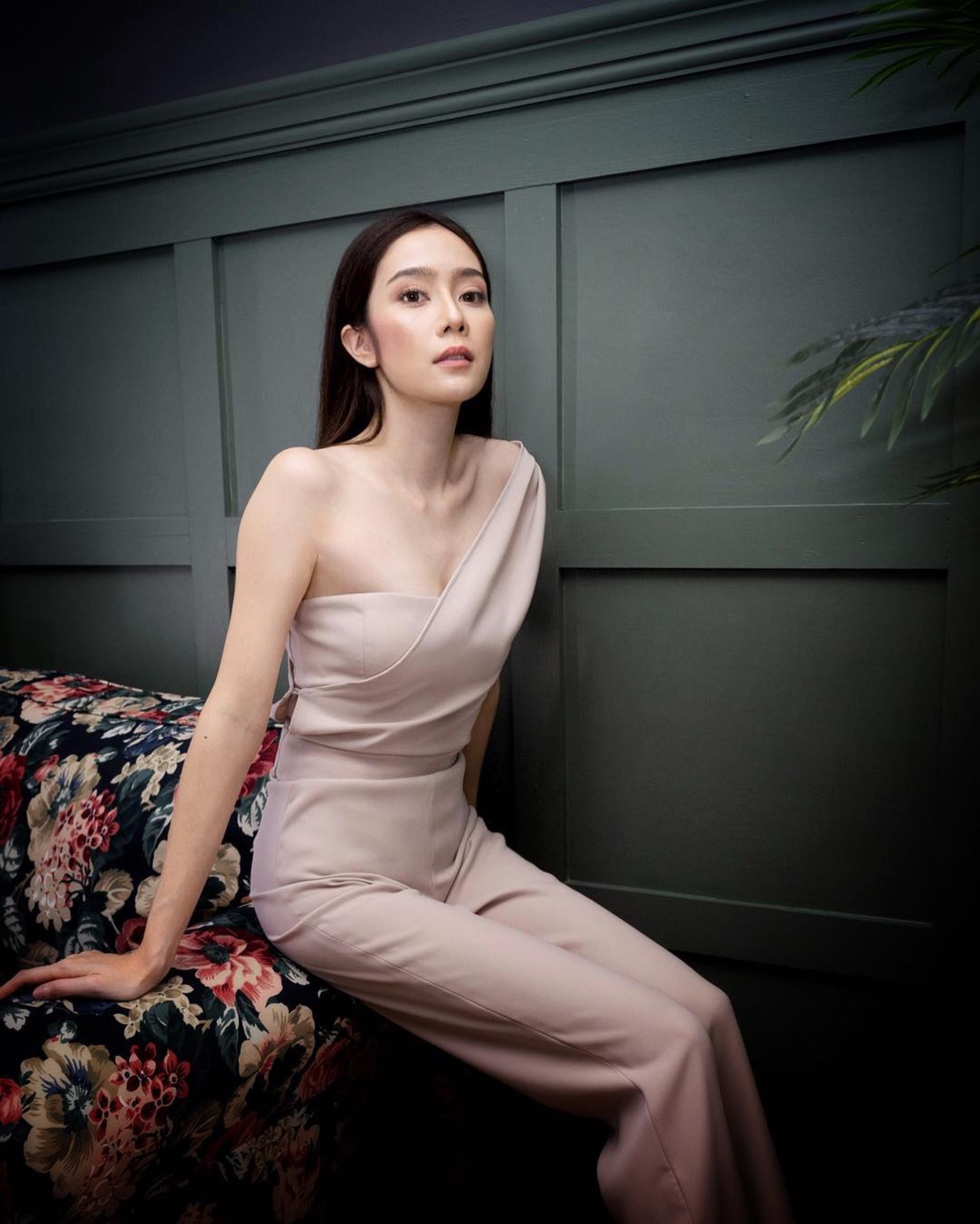 泰国设计师品牌气质女神女神范范儿裸色单肩上衣阔腿时尚套装