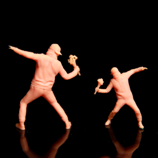 64人偶微缩创意景观沙盘小人 banksy扔花男孩preiser模型1