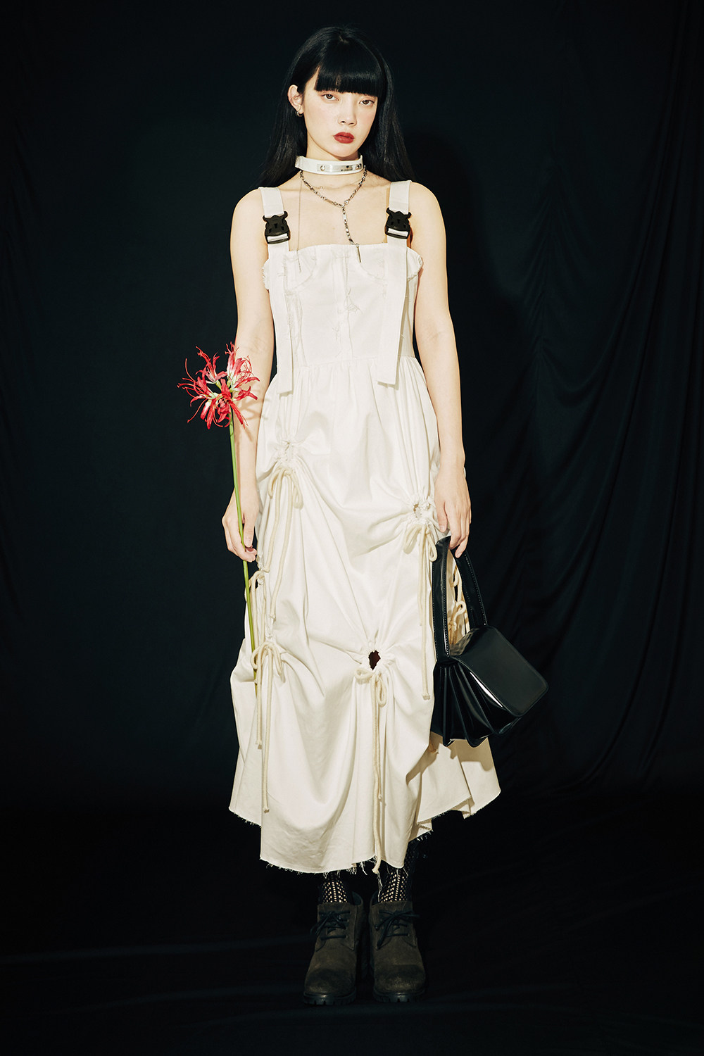 fussed原创设计女装白色牛仔洗水毛边镂空落难公主背带连衣裙女夏