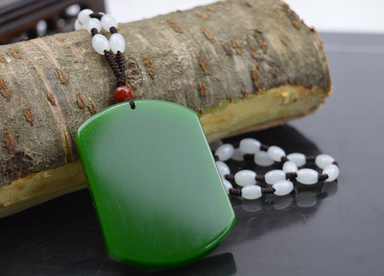 新疆和田无事天然昆仑山菠菜碧玉椭圆平安挂件颈饰