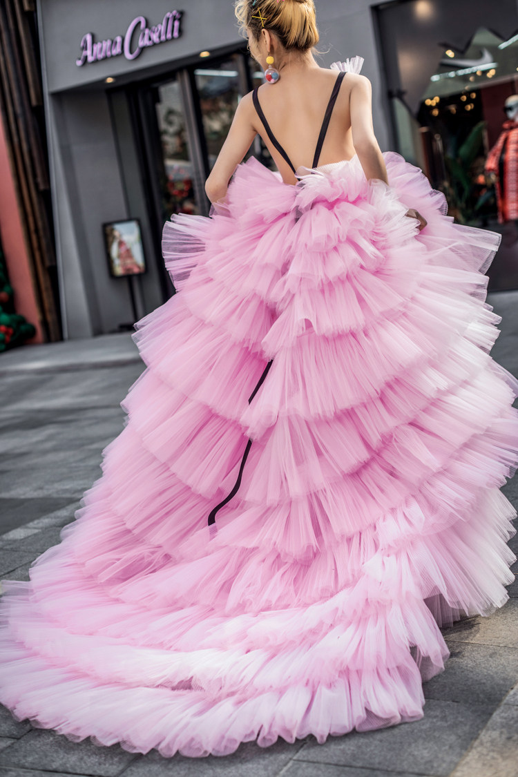 情侣外景旅行拍照礼服摄影写真粉色拖尾婚纱婚纱