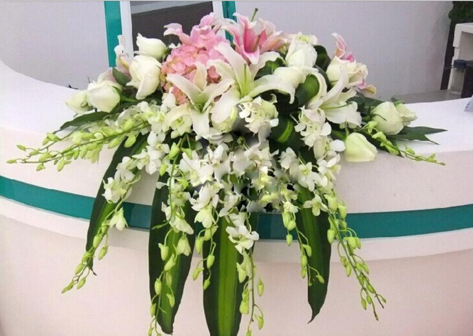 会议桌花鲜花演讲台花摆台婚礼签到商务用花成都同城鲜花速递配送