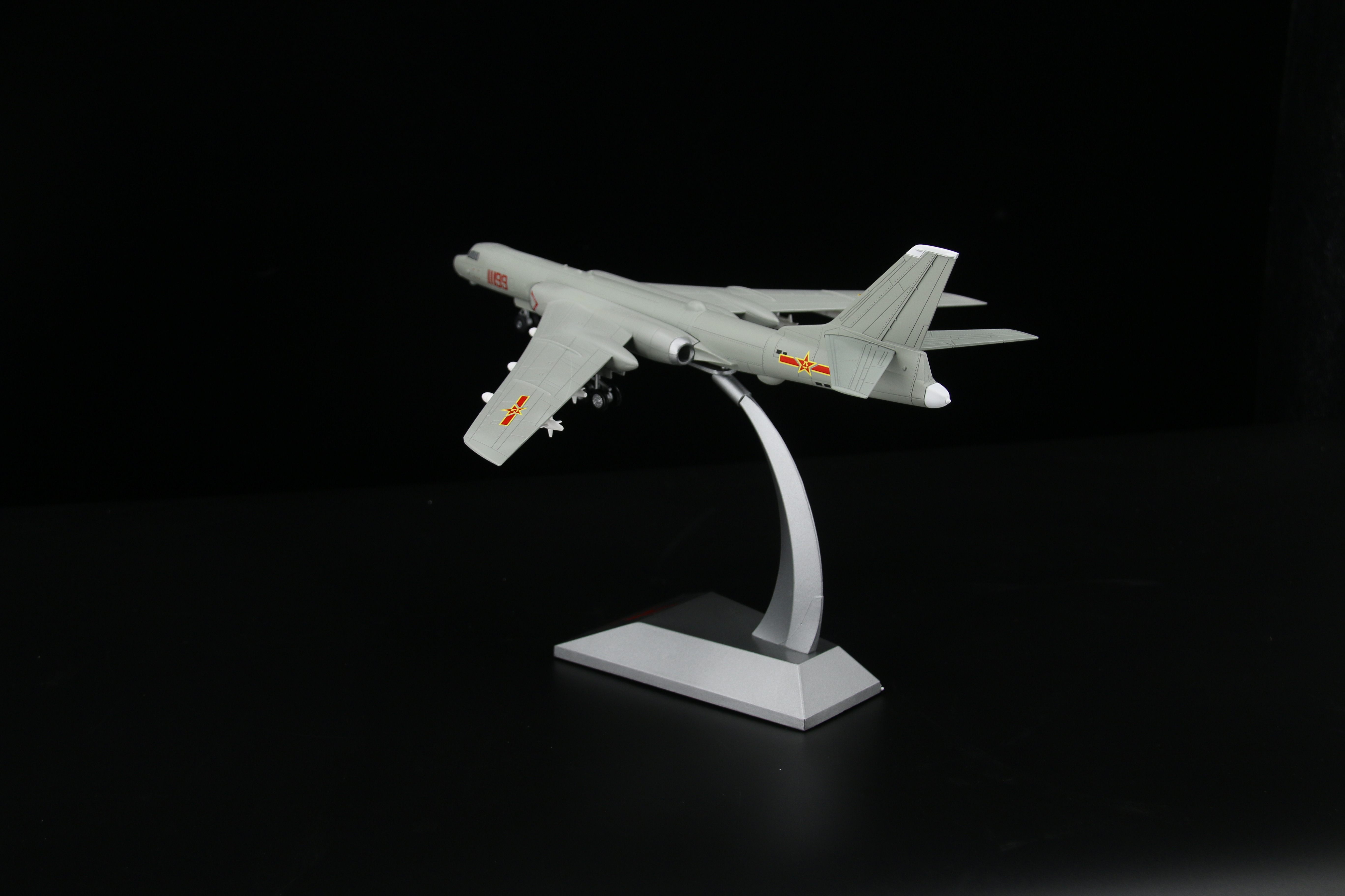 轰6k轰炸机飞机合金模型h-6k战略轰炸机仿真合金军事摆件收藏1:72