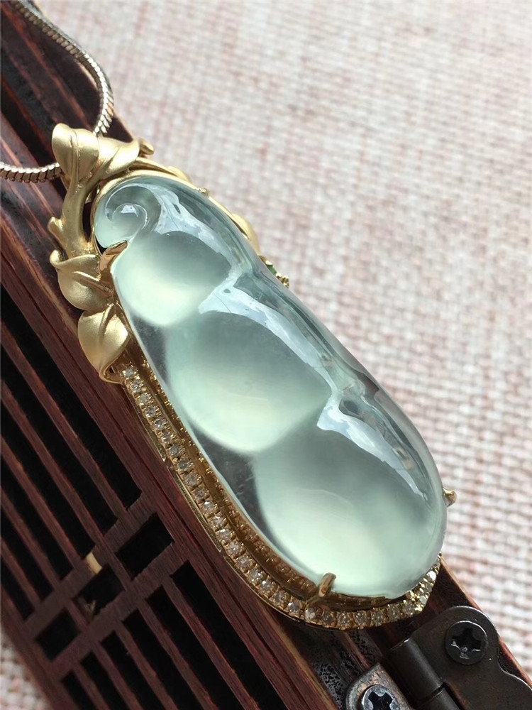 翡翠简安缅甸天然货冰种福豆18k满钻豪华金镶嵌颈饰