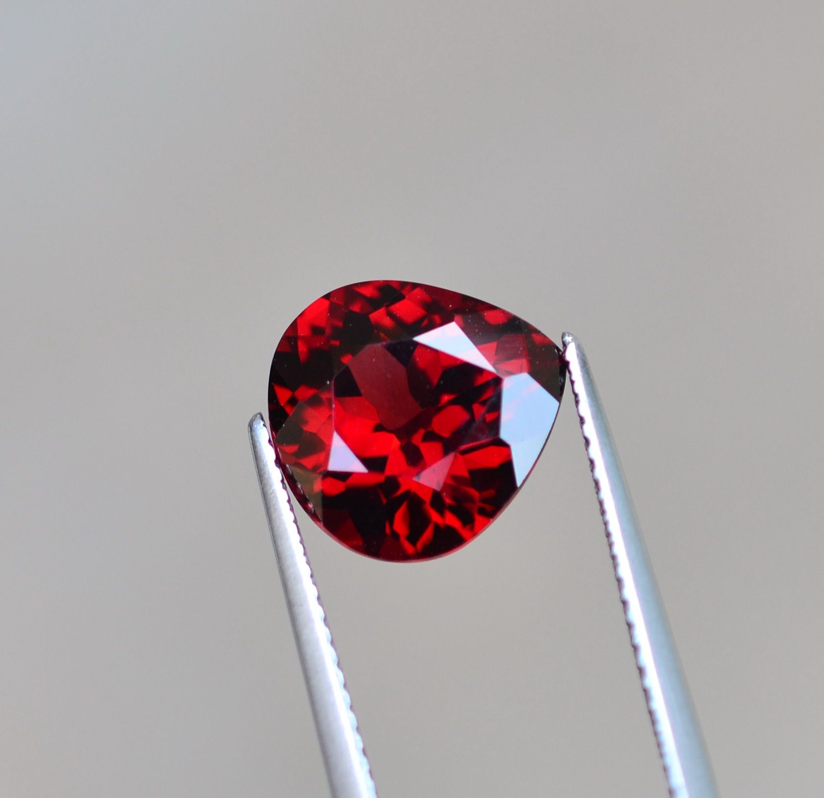 天然血红色镁铝镁铝石石榴石裸石水滴形戒5.62克拉全净其他