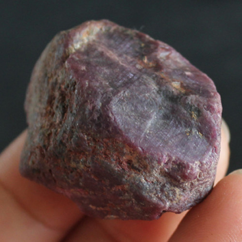 水玉冰魄天然红宝石把玩红刚刚玉原石手把毛料原矿摆件