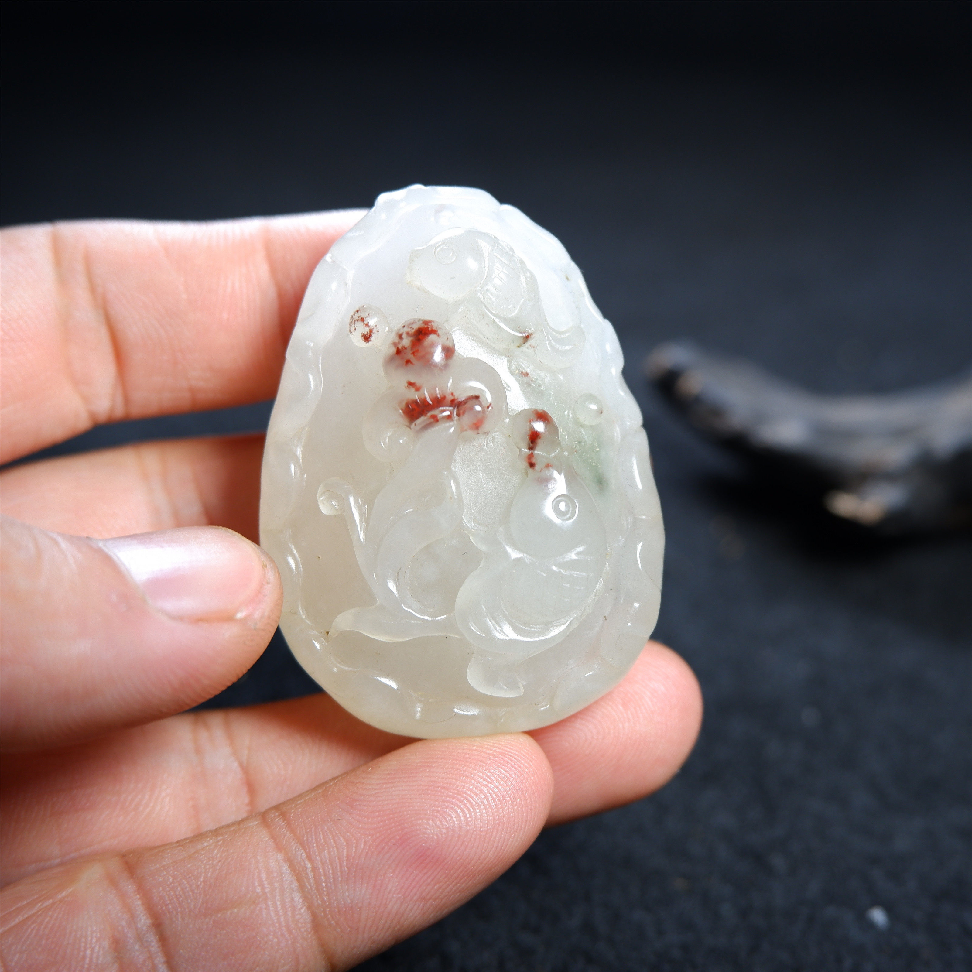桂林鸡血玉冰种白夹红吊坠手工雕刻精品收藏坠子颈饰