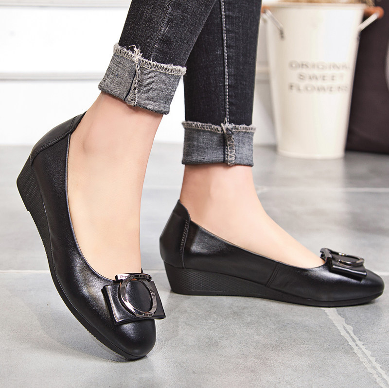 春秋季妈妈坡跟皮鞋真皮软底单鞋女舒适中年女鞋子百搭女式软皮鞋