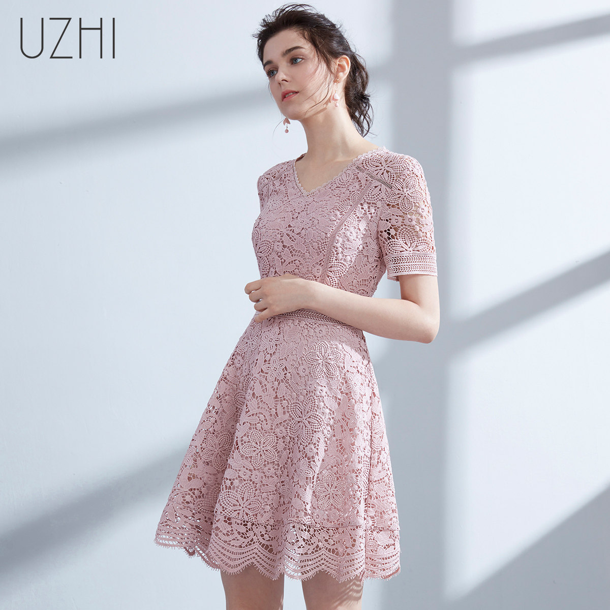 2020名媛修身裙子花边气质连衣裙夏季蕾丝镂空连衣裙