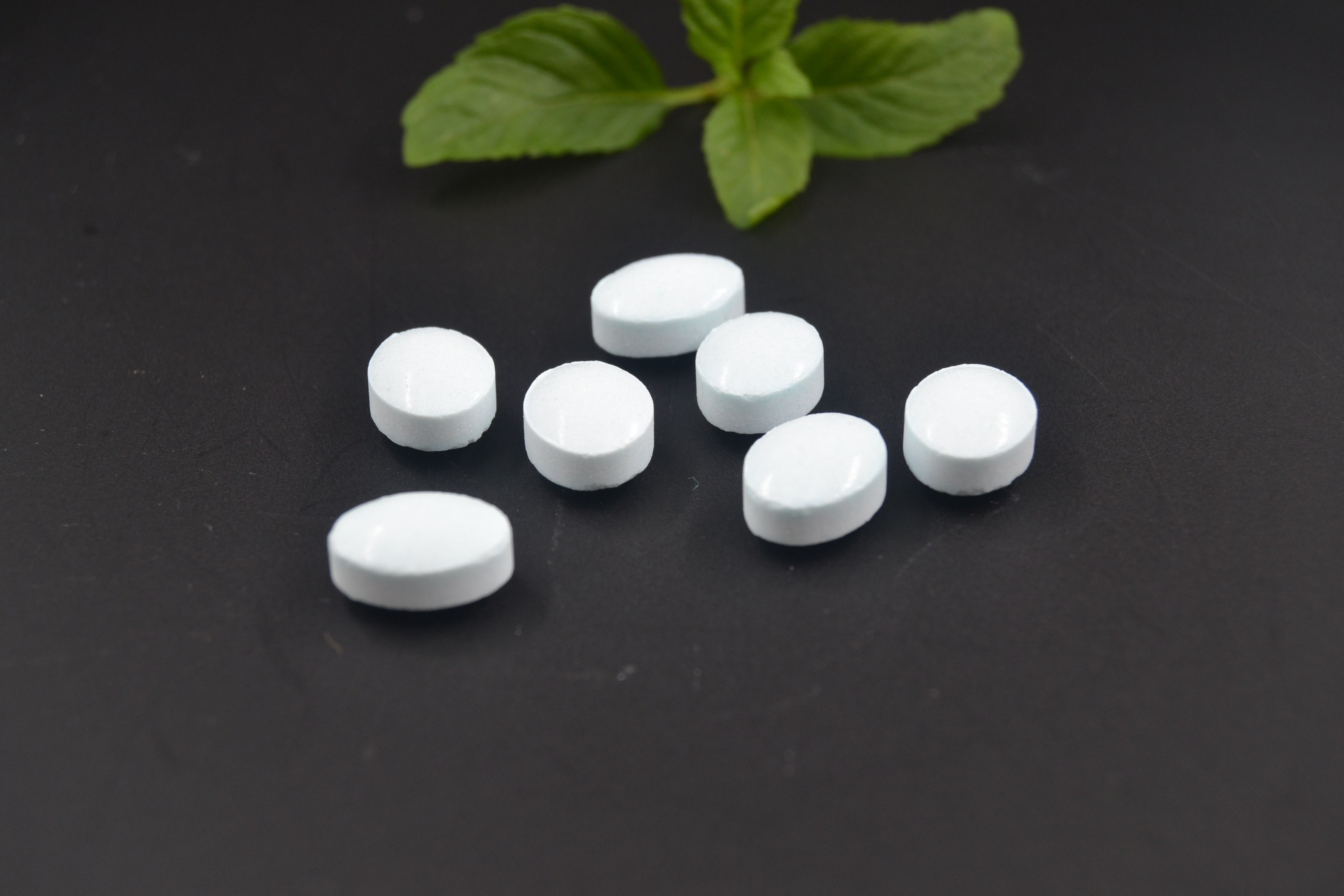 薄荷糖盒装小粒无糖 老式清凉含片瓶装 送铁盒 清口润喉压片糖果