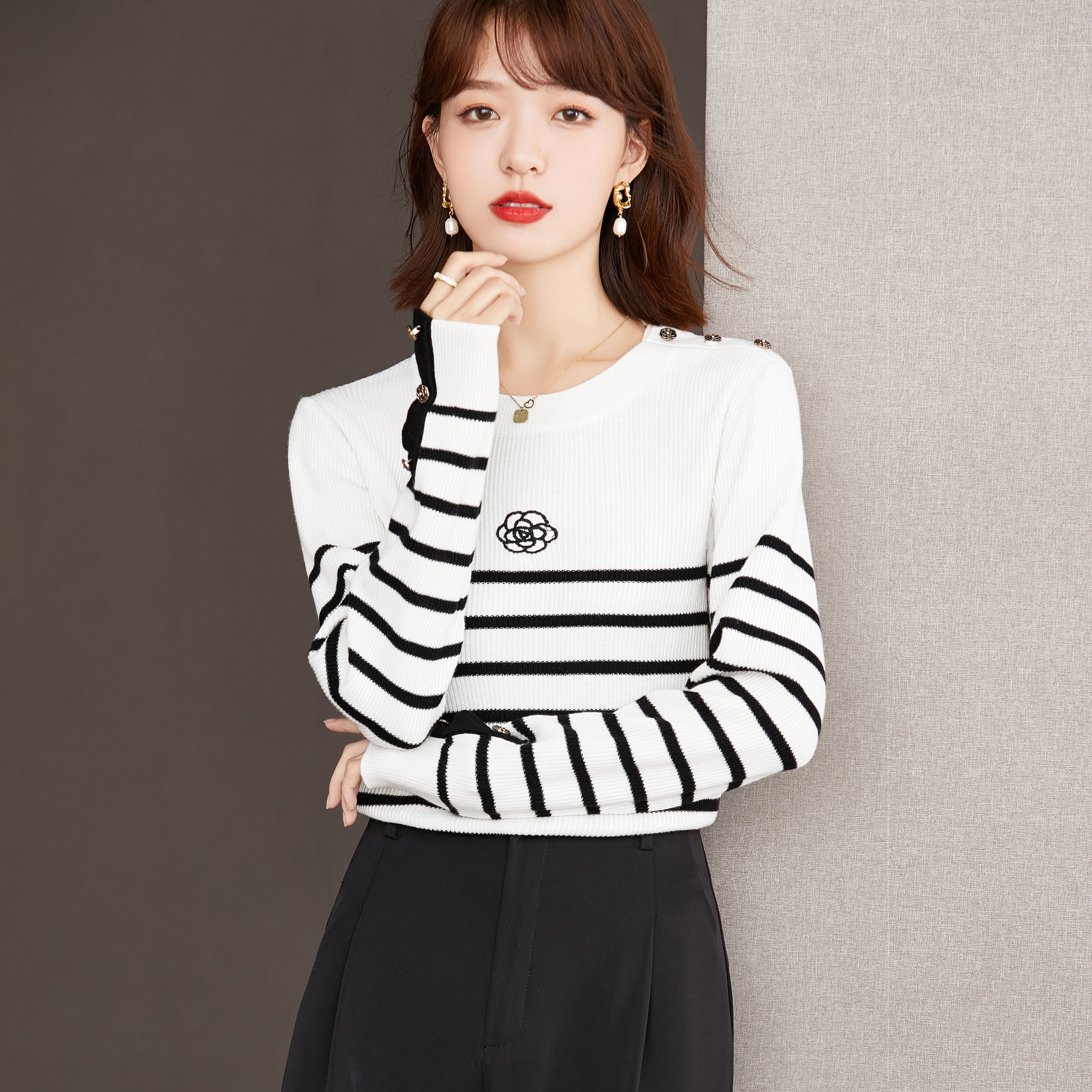 正品哥弟新款女装2022初秋肩扣条纹针织衫套头圆领长袖毛衣打底衫