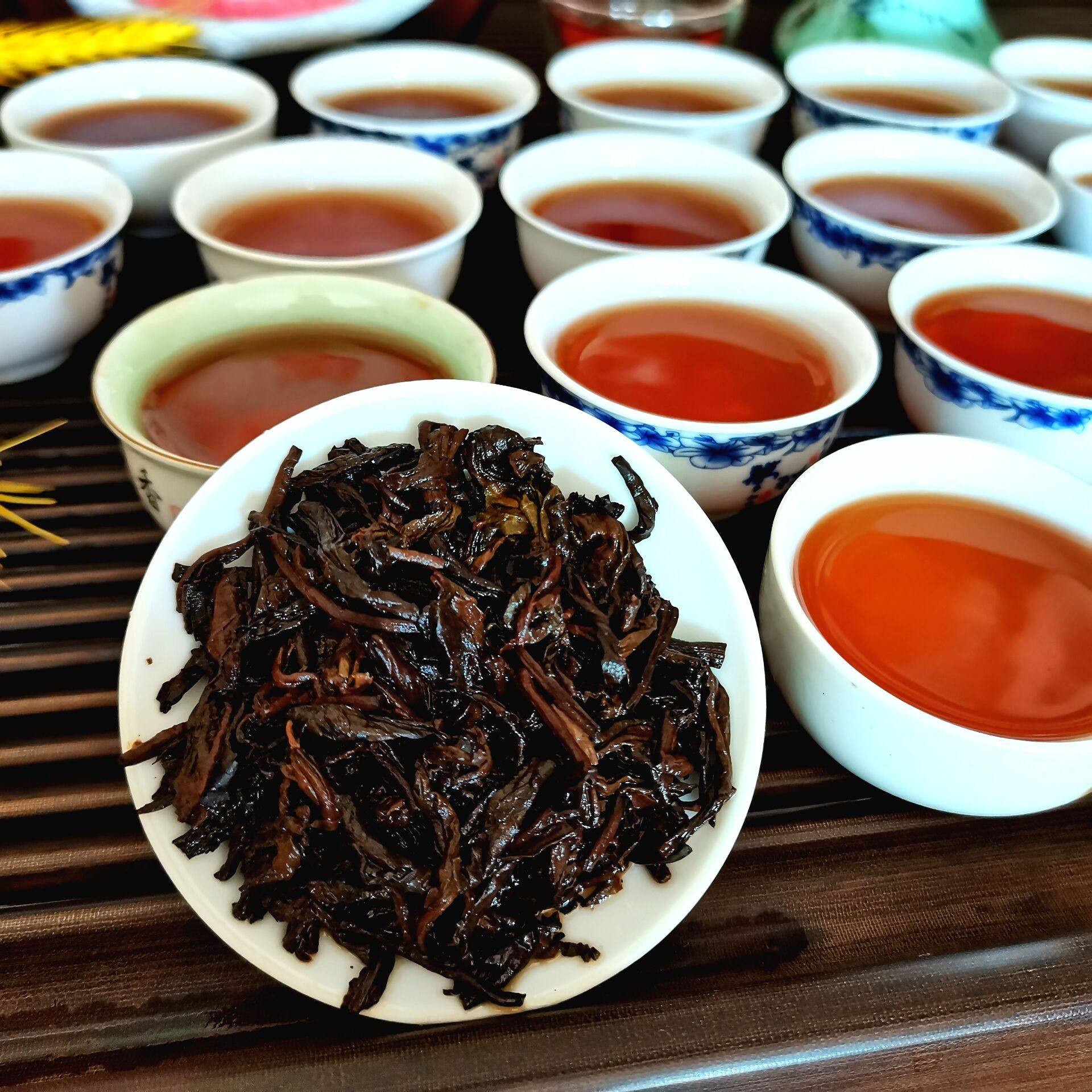 2021年云南七彩孔雀普洱茶熟茶7521饼茶357克单饼健利茶业