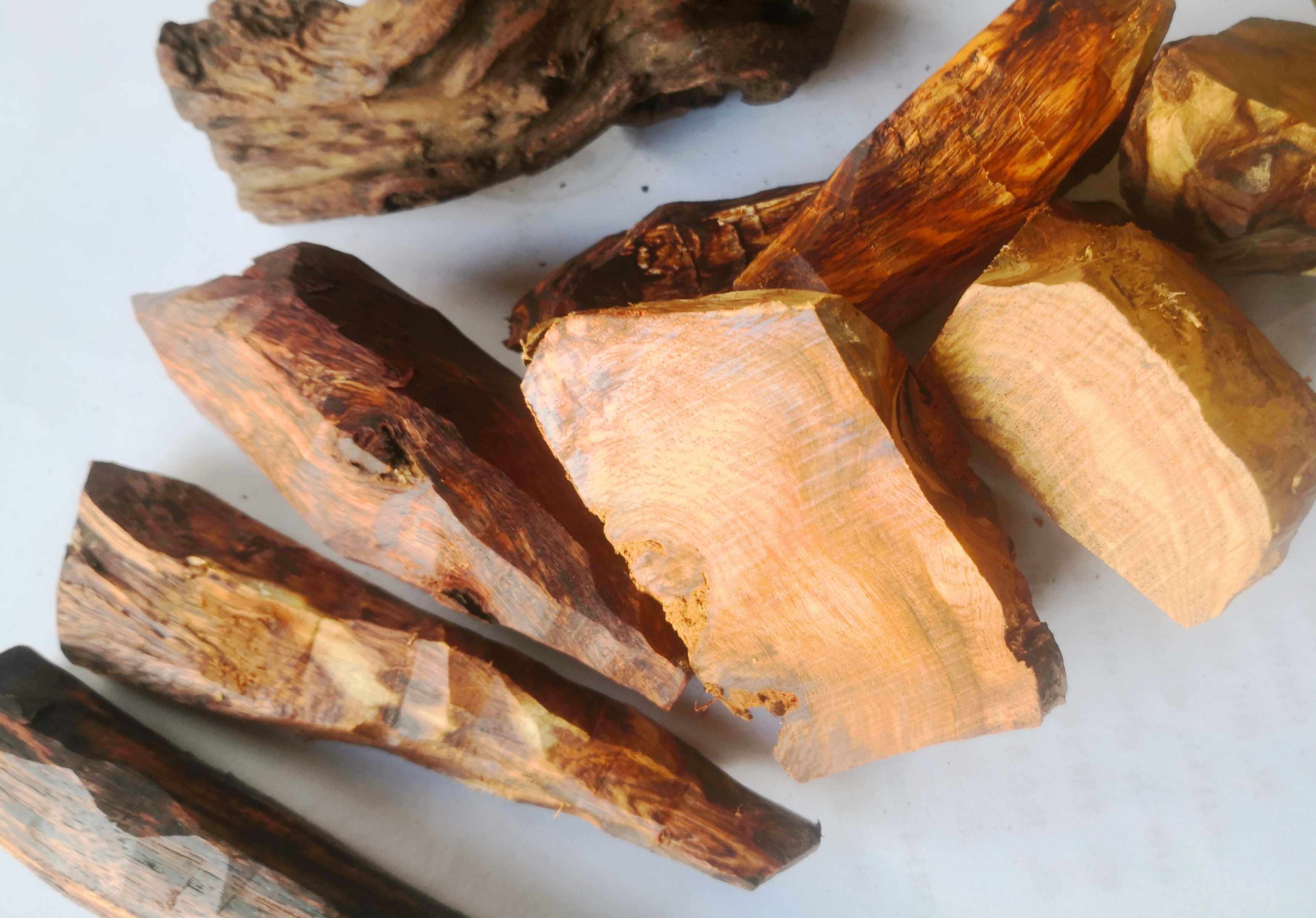 云南龙肝香相似黄花梨工艺摆件精细打理摆件