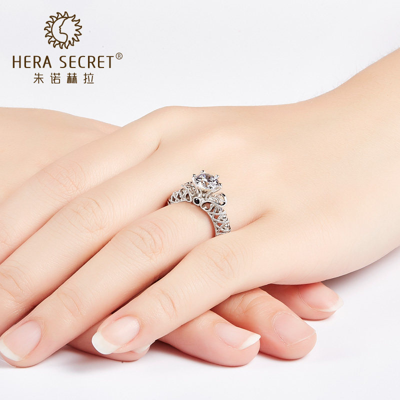 朱诺赫拉六爪仿真钻戒侧镶蓝钻复古镂空设计au750戒指
