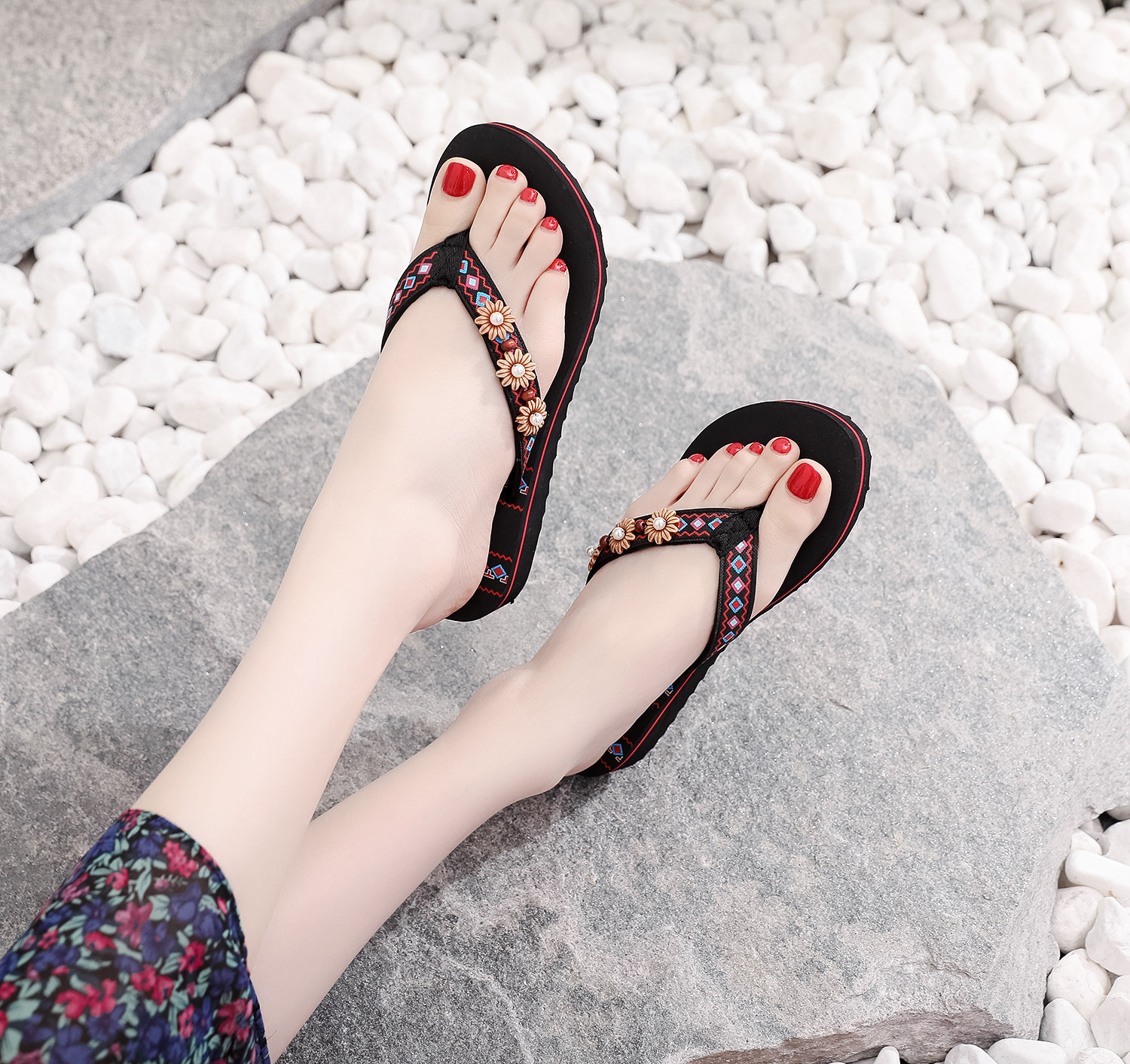 拖鞋2020新款越南平仙女人字凉平跟太阳花沙滩人字拖