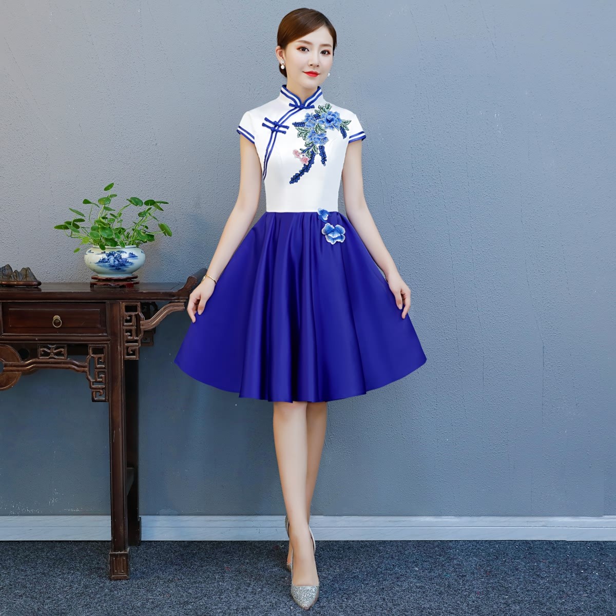 青花瓷旗袍礼仪新式长款短袖少女年轻迎宾小姐礼服裙大合唱团演出