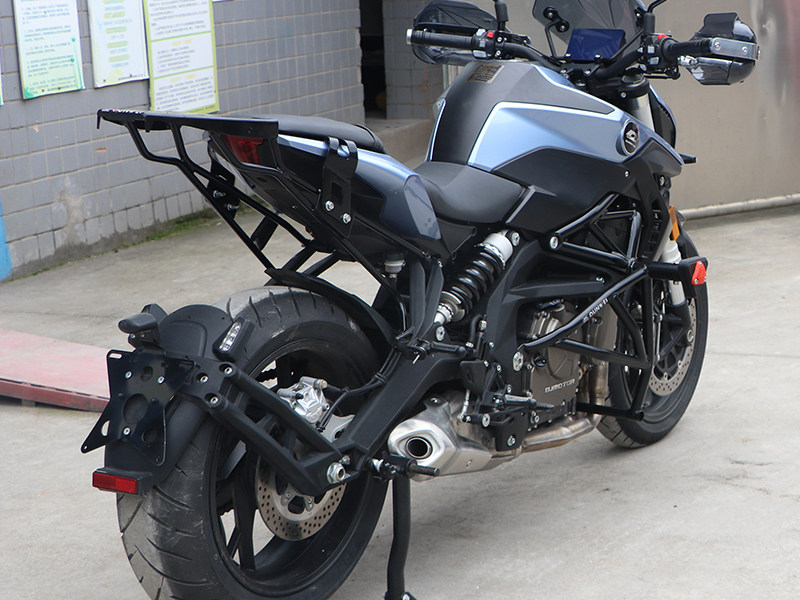 适用于钱江货架srk600尾箱架z600尾翼尾架衣架改装摩托车尾翼